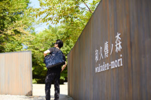 和久傳ノ森入口のTotem Re Voooの鞄を肩に掛ける男性